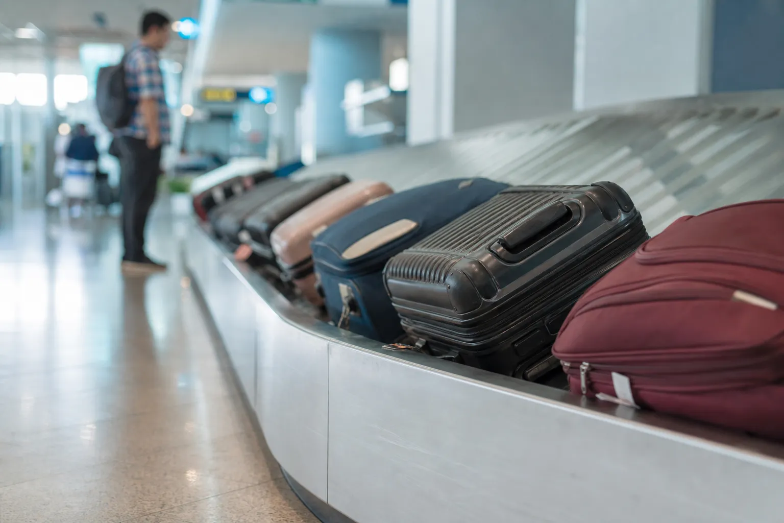 Valises sur un tapis de livraison de bagages dans un aéroport