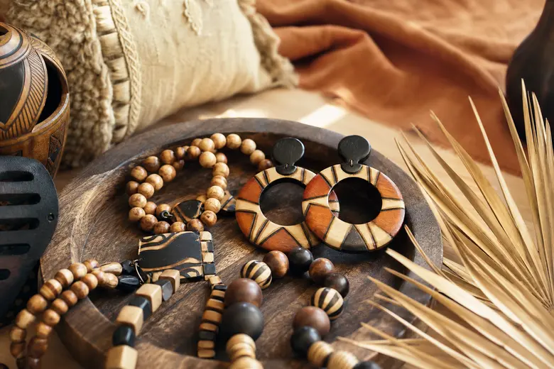 Bijoux bois inspirés de l’Afrique : Formes ethniques et couleurs chaudes avec des bijoux bois africains