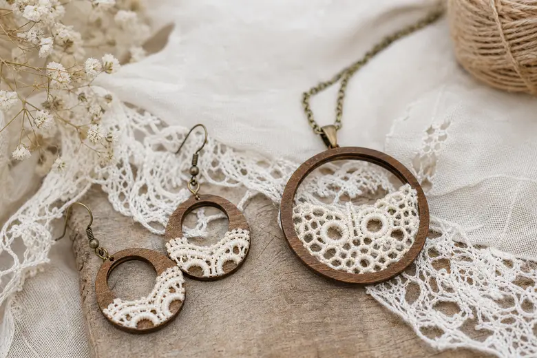 Bijoux faits main bois et dentelle : Mélange délicat avec des bijoux associant bois et dentelle