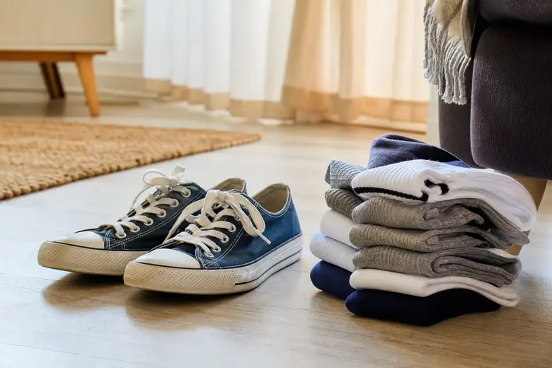 Paire de baskets posée près de chaussettes propres