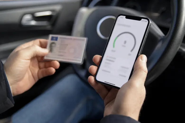 Conducteur qui consulte son solde de points de permis de conduire sur son téléphone au volant