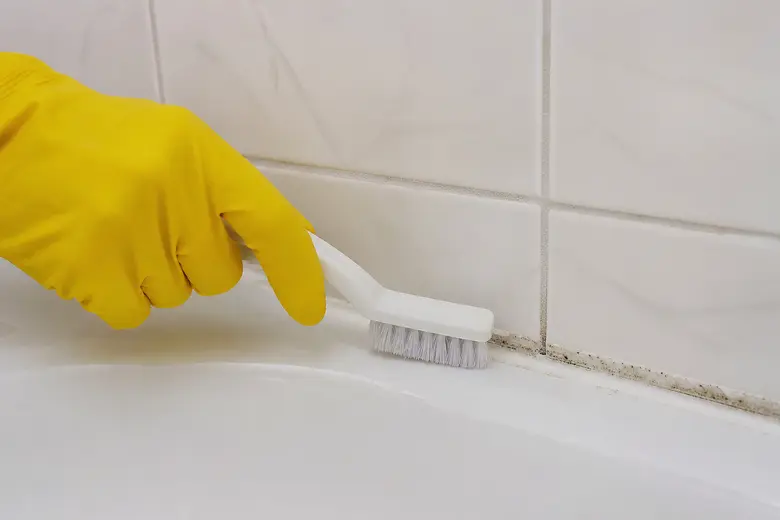 Comment enlever la moisissure sur un joint de douche, durablement et sans javel