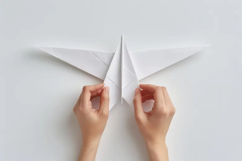 Découvrez facilement comment plier un avion en papier avec des instructions simples et rapides