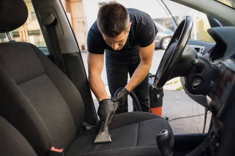 Nettoyage de l'habitacle d'une voiture d'occasion pour enlever une odeur de tabac froid