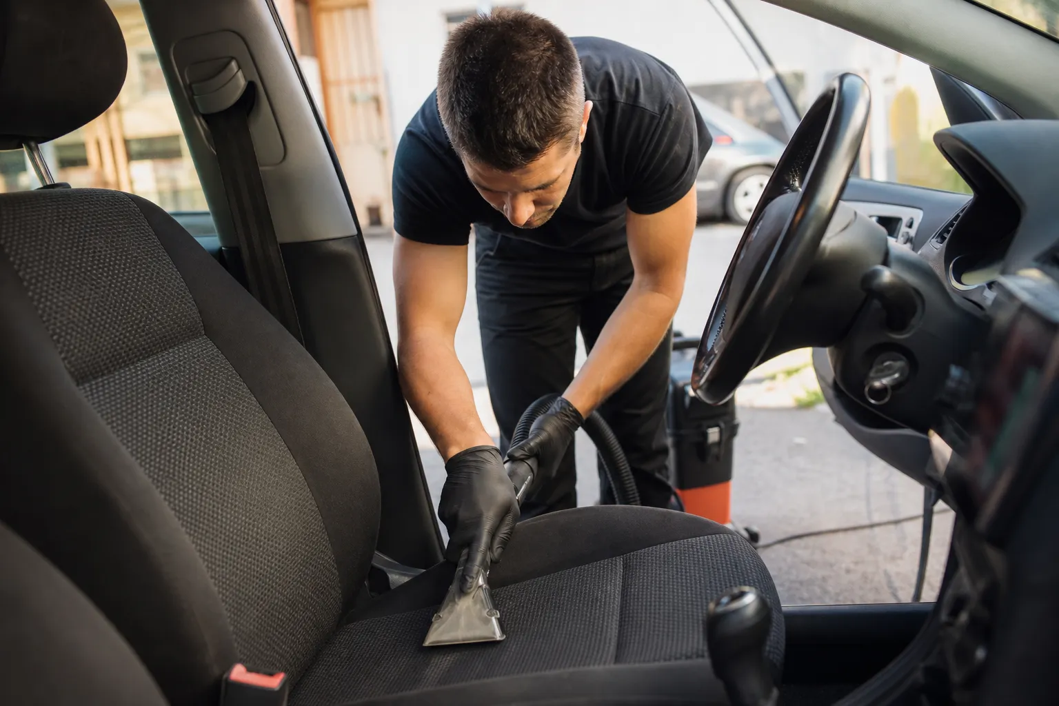 Nettoyage de l'habitacle d'une voiture d'occasion pour enlever une odeur de tabac froid