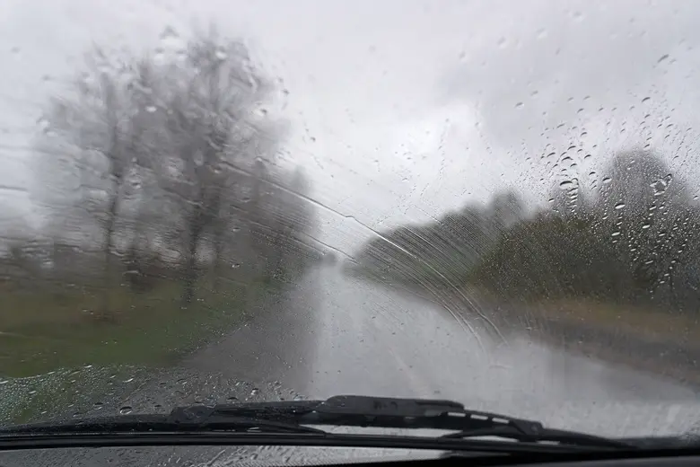 Traînées laissées par les essuie-glaces sur un pare-brise de voiture sous la pluie