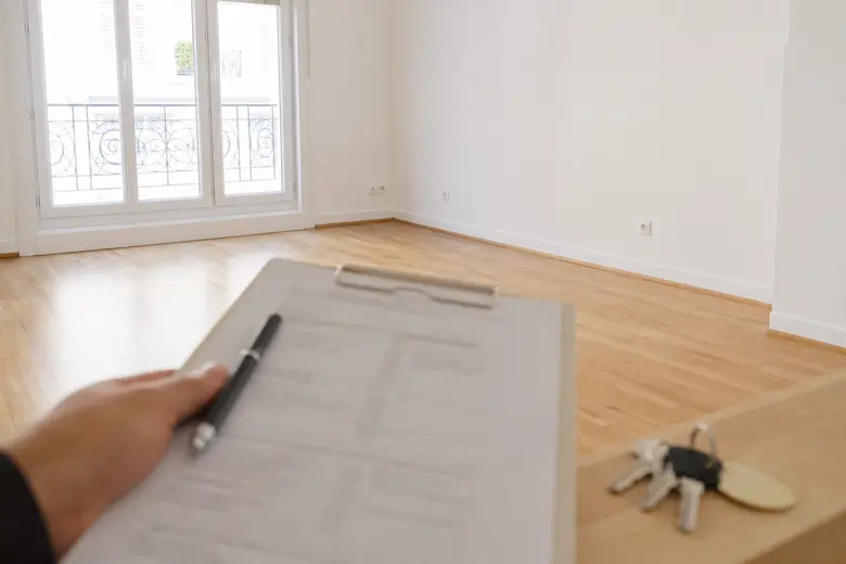 Appartement vide et lumineux avec un porte-bloc et un trousseau de clés lors d’un état des lieux de sortie