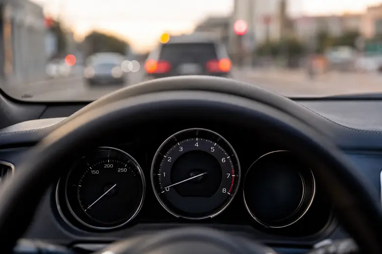 Tableau de bord d'une voiture avec le compte-tours au ralenti, moteur en marche
