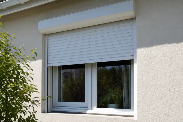 Volet roulant électrique bloqué à mi-hauteur sur une fenêtre de maison